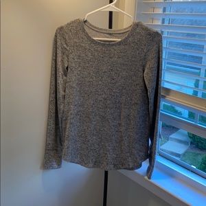 gray long sleeve shirt